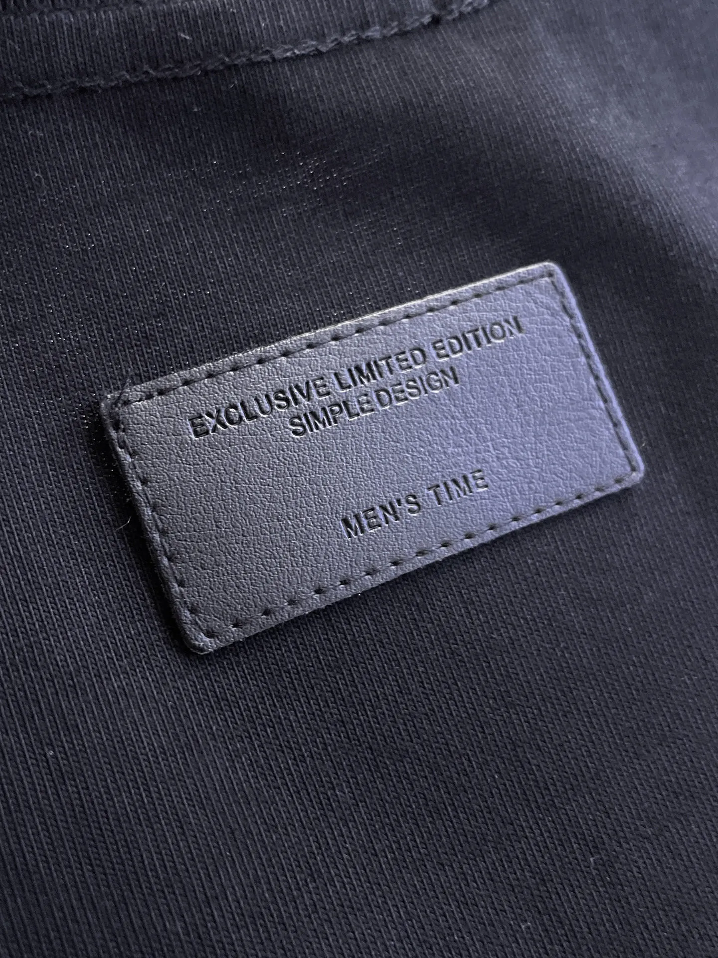 Balenciaga's high-end top-quality products 🐮2026 Spring and Summer New Arrival first counter, the latest New Arrival short-sleeved round neck T-shirt, Premium customized design, avant-garde and fashionable! Brand logo heavy craftsmanship design Premium customized 260g fabric. Soft to the touch. Comfortable to wear. Counter-level exquisite stitching. Fine workmanship. The upper body effect is incomparably handsome! A must-have item for men and women with the same style! Sizes: S~XXL When placing an order, please state your height and weight. The maximum wearing size is 210 pounds (one size larger)